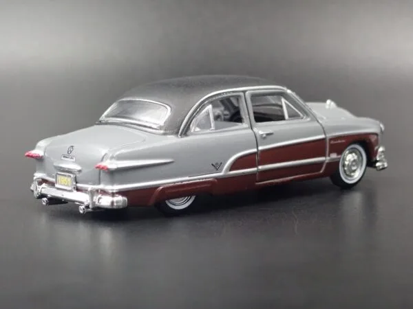 '51 Ford Crestliner (Auto-Thentics Release 49 - 2018)