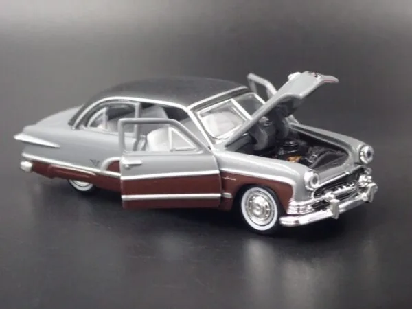 '51 Ford Crestliner (Auto-Thentics Release 49 - 2018)