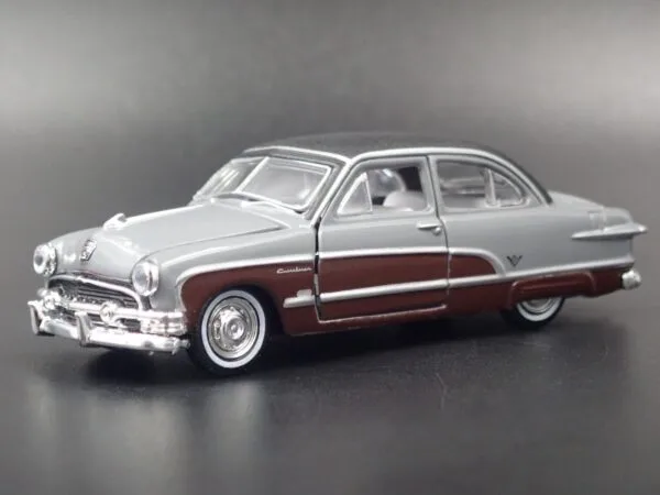 '51 Ford Crestliner (Auto-Thentics Release 49 - 2018)