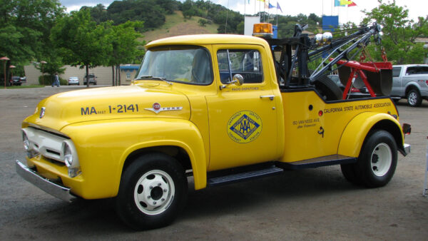 '56 Ford F-100 Tow Truck (Busted Knuckle Garage Series 1 - 2019)
