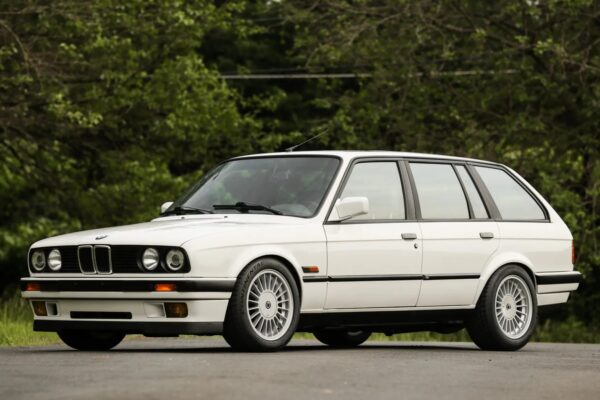 '90 BMW 318i Touring (HWC Elite 64 Series - 2024)