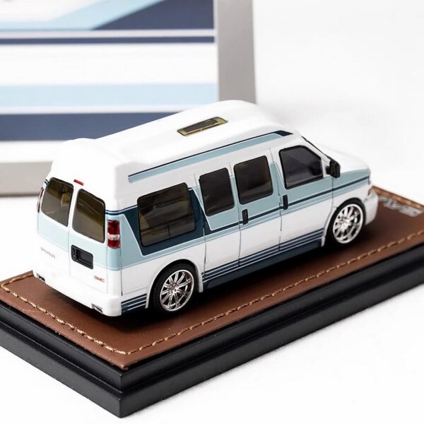 GMC Savana (White/Green - 2025)