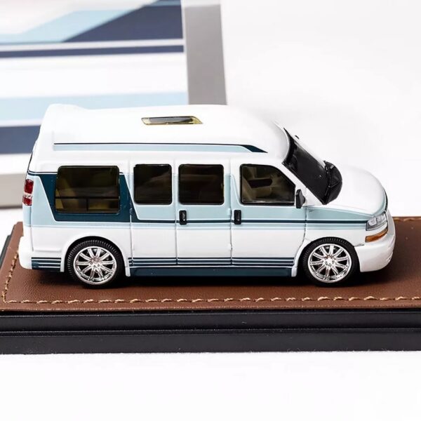GMC Savana (White/Green - 2025)